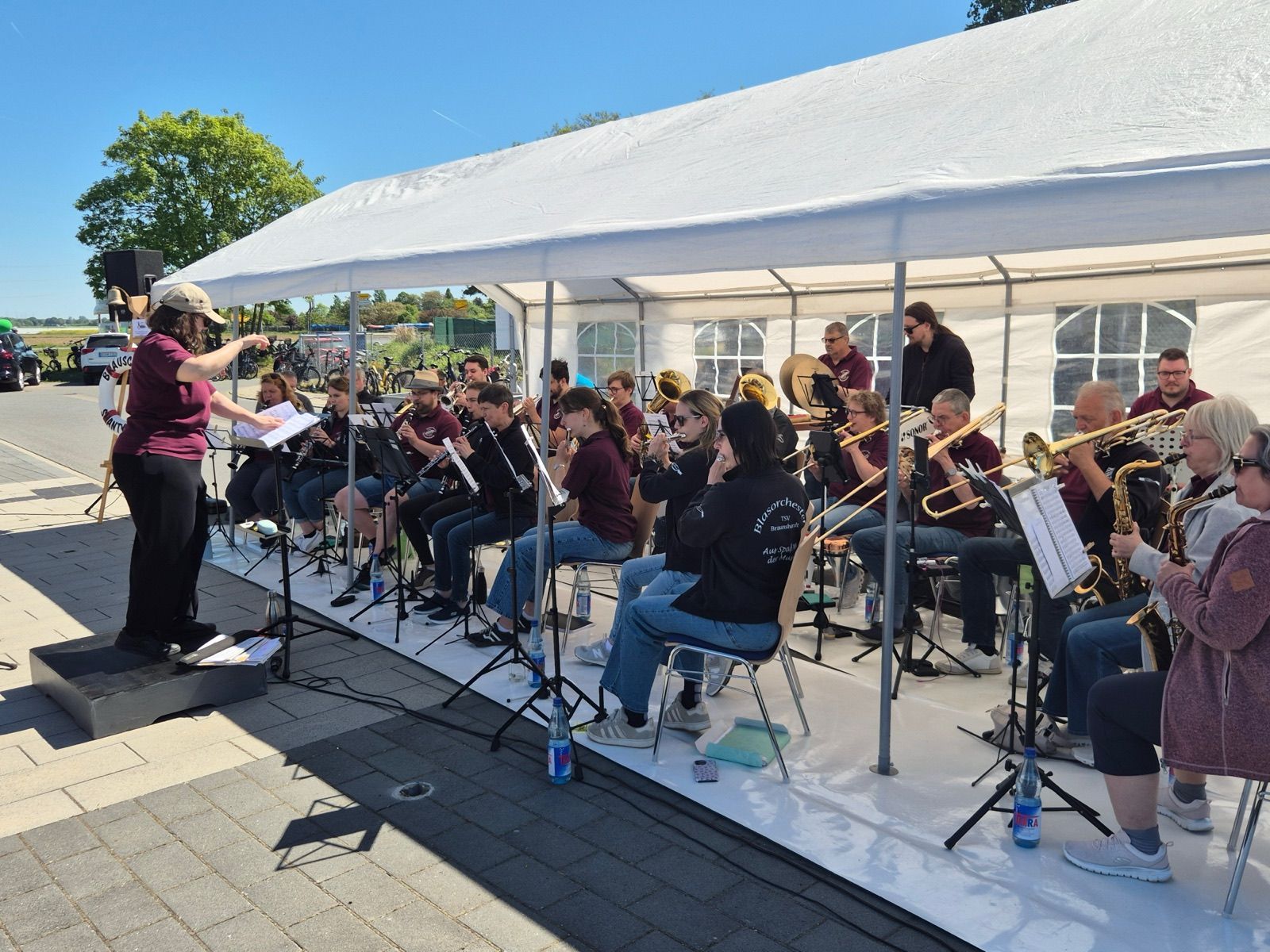 Das Blasorchester TSV Braunshardt spielt beim Musikalischen Frühschoppen unter einem Pavillon auf dem Vorplatz des Bürgerhauses