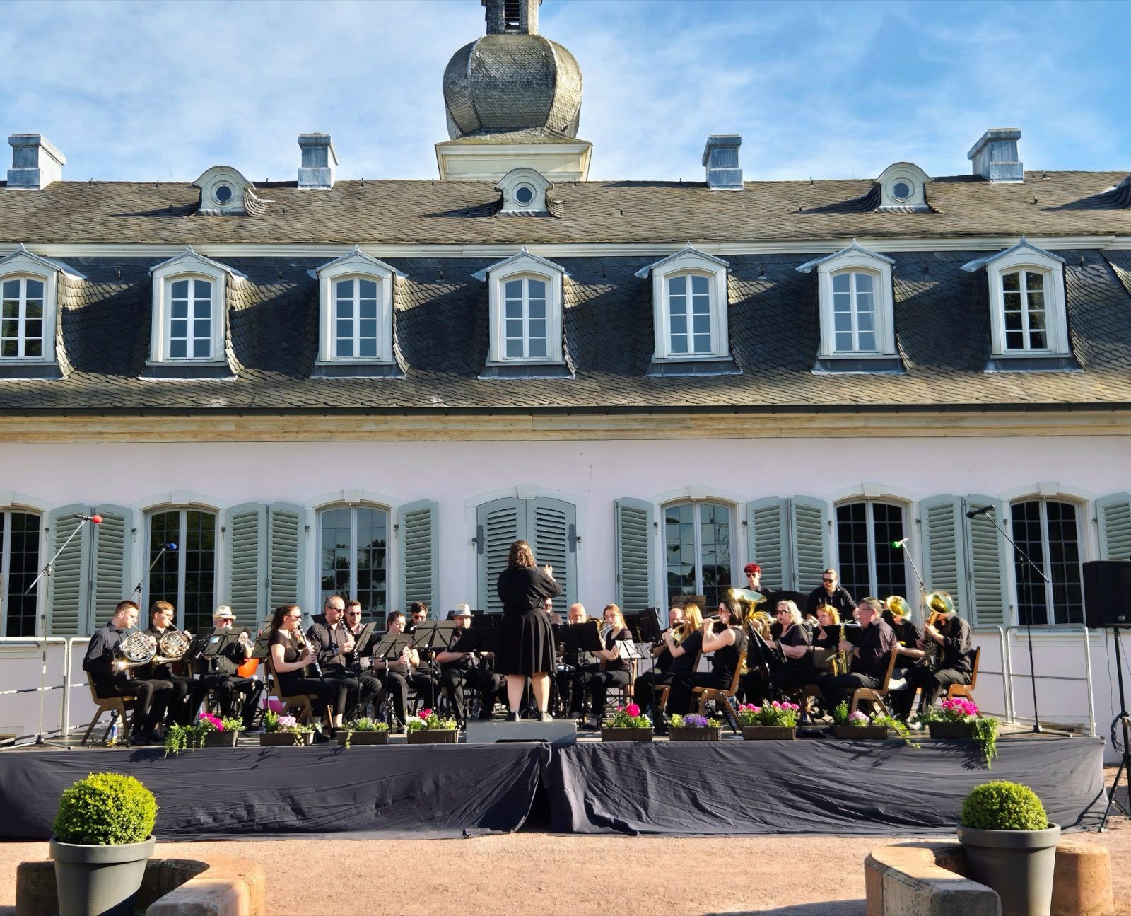 Das Blasorchester TSV Braunshardt spielt bei der Serenade auf der Bühne vor dem Schloss Braunshardt