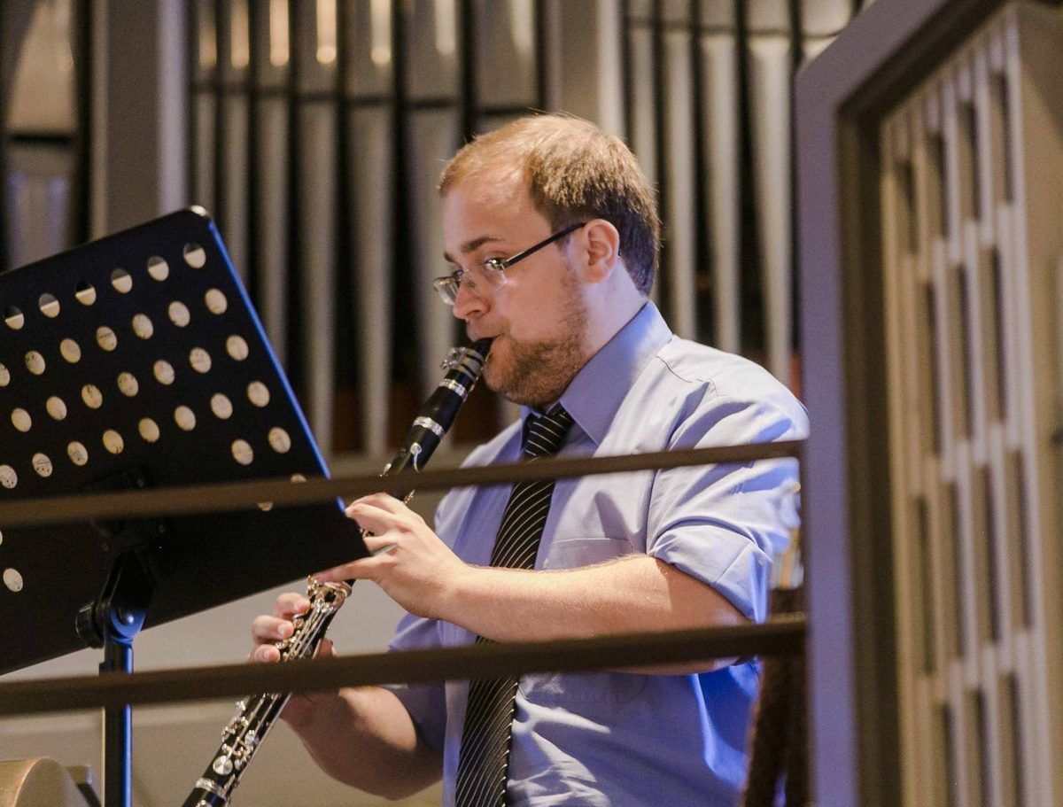 Stefan Burk, Dirigent des Jugendorchesters, spielt Klarinette am Notenpult