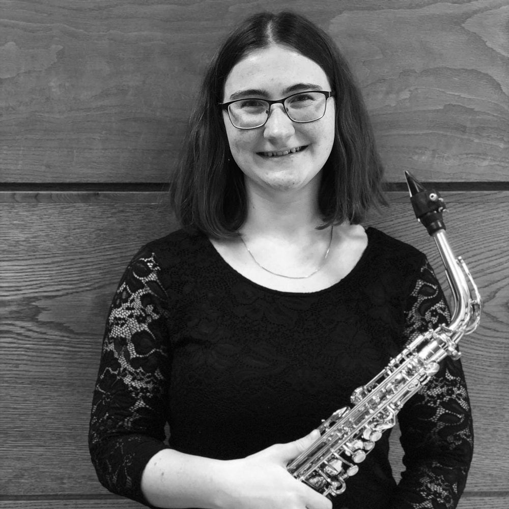 Katrin Koster, Dirigentin des Blasorchesters TSV Braunshardt, mit ihrem Saxophon